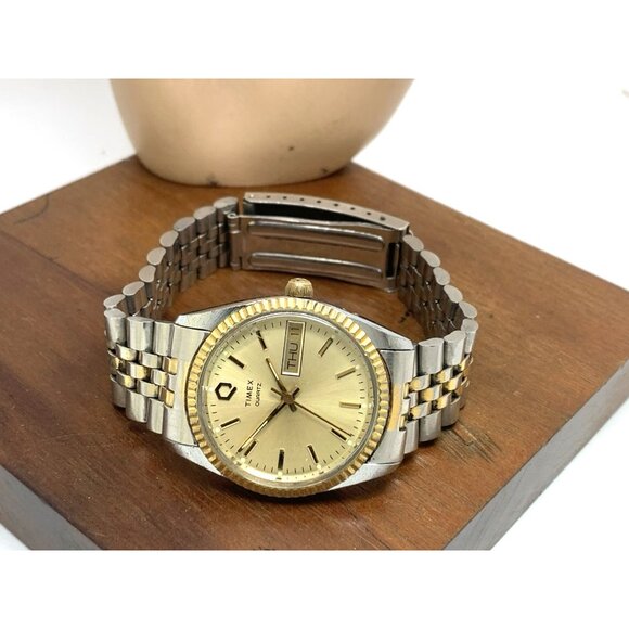 Timex Q Men's Watch Vintage Quartz Gold Dial Day Date 33mm Stainless Steel Band - Picture 8 of 14